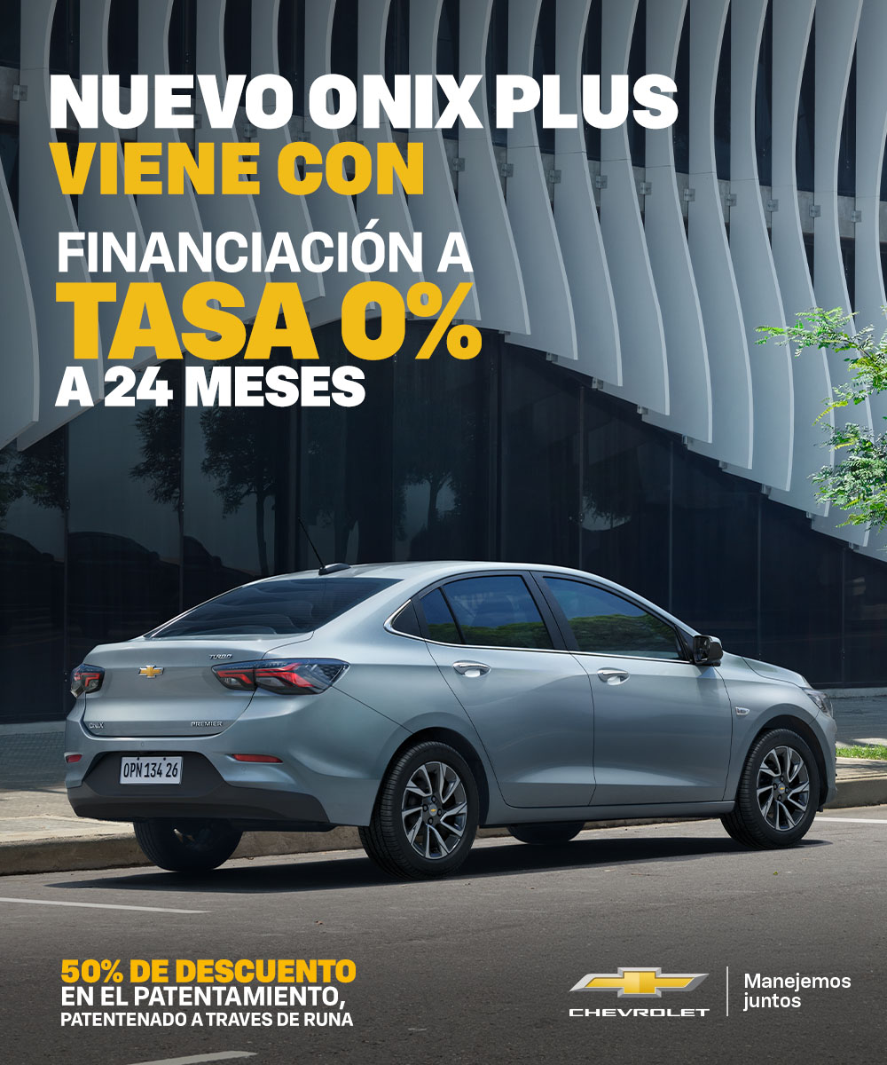 Chevrolet Onix Plus gris estacionado en una vía urbana frente a edificios modernos. La imagen destaca una promoción de financiación a tasa 0% durante 24 meses y 50% de descuento en el patentamiento.