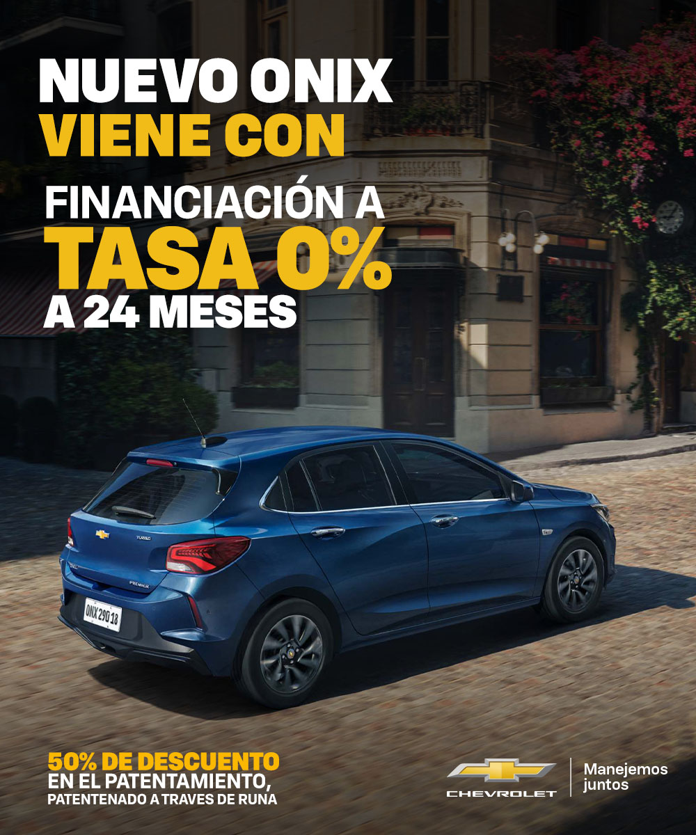 Chevrolet Onix azul circulando por una calle urbana adoquinada. La imagen promociona financiación a tasa 0% durante 24 meses y 50% de descuento en el patentamiento. 
