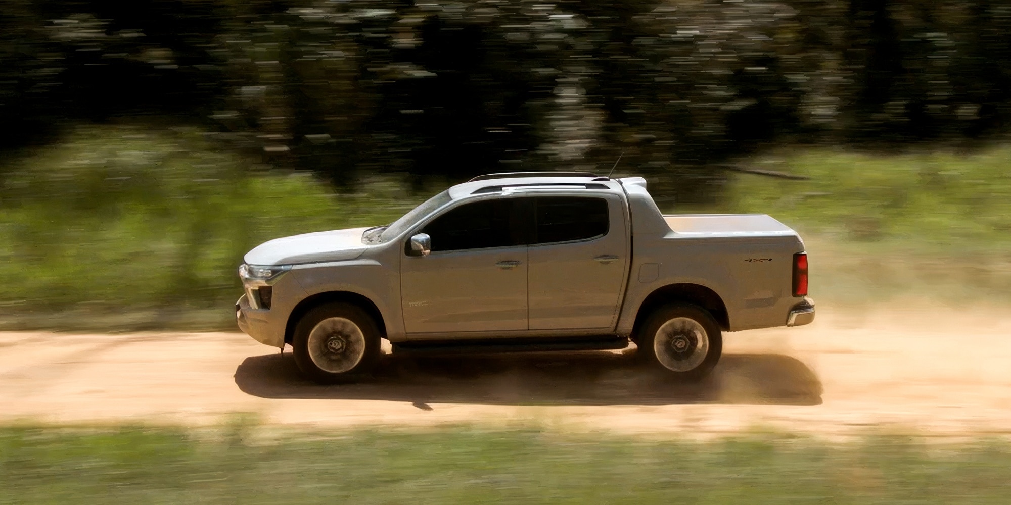 Chevrolet S10 en Argentina con vista lateral circulando sobre camino de tierra